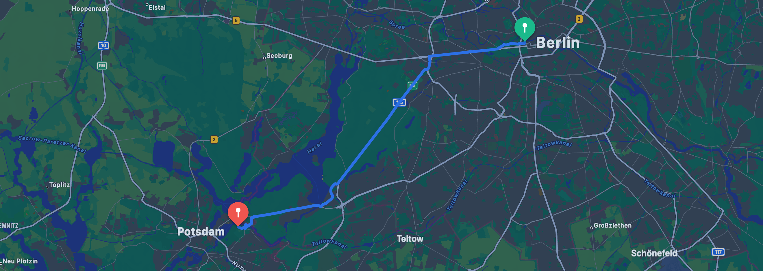 Dunkle Apple-Karte wie in der Route2Bee-iPhone-App: blaue Straßenroute von Berlin-Mitte über Wannsee nach Potsdam, grüner Start und rotes Ziel